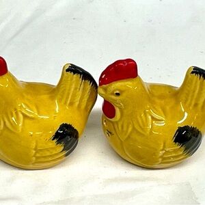 Vintage made in Japan chicken hen salt & pepper shakers  sz 3x3